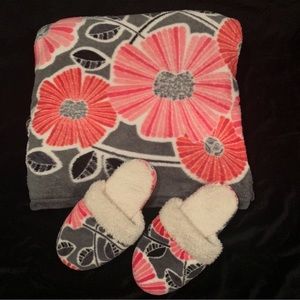 Vera Bradley Fuzzy Slippers & Matching Blanket